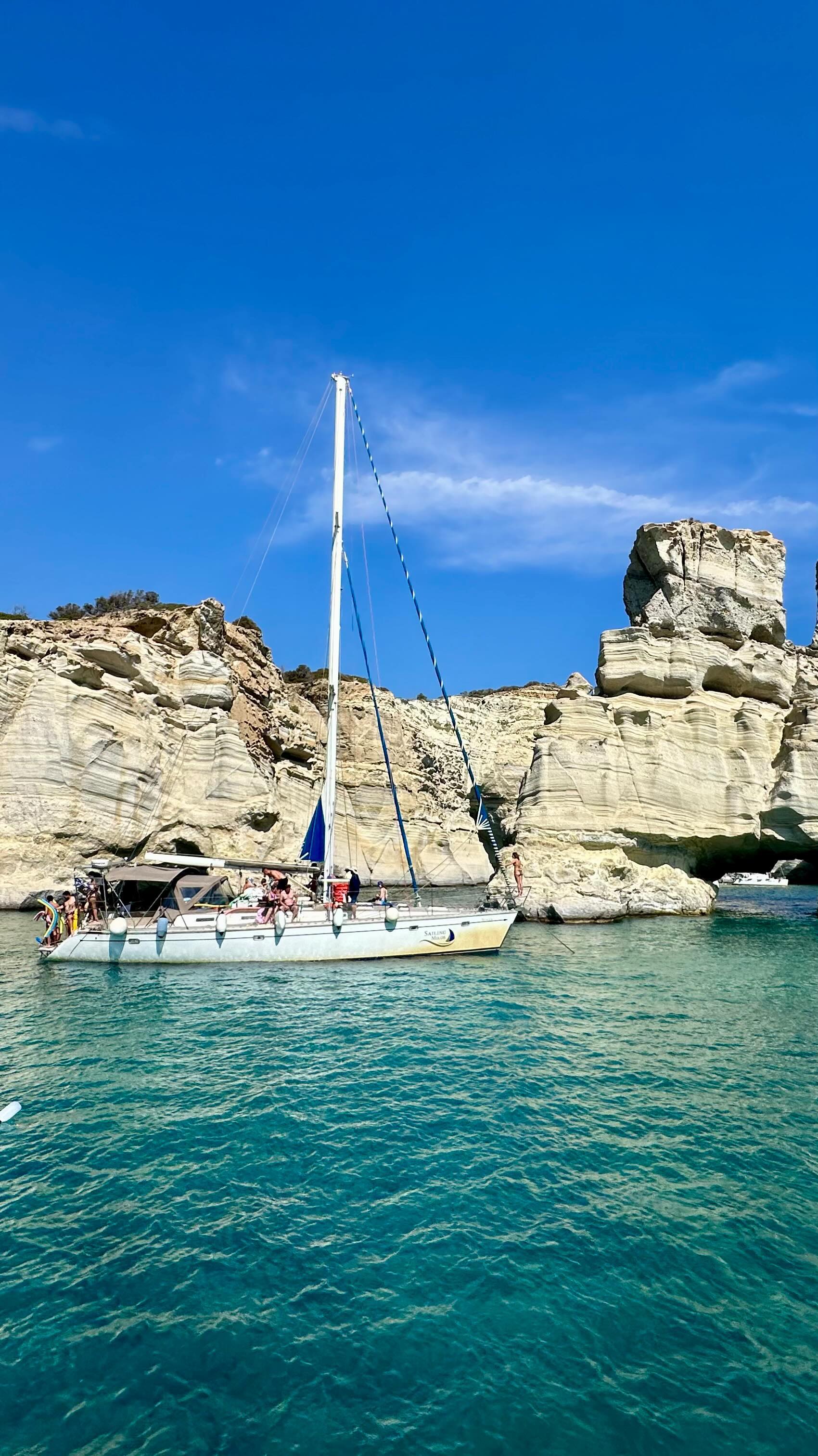 SAILING MILOS