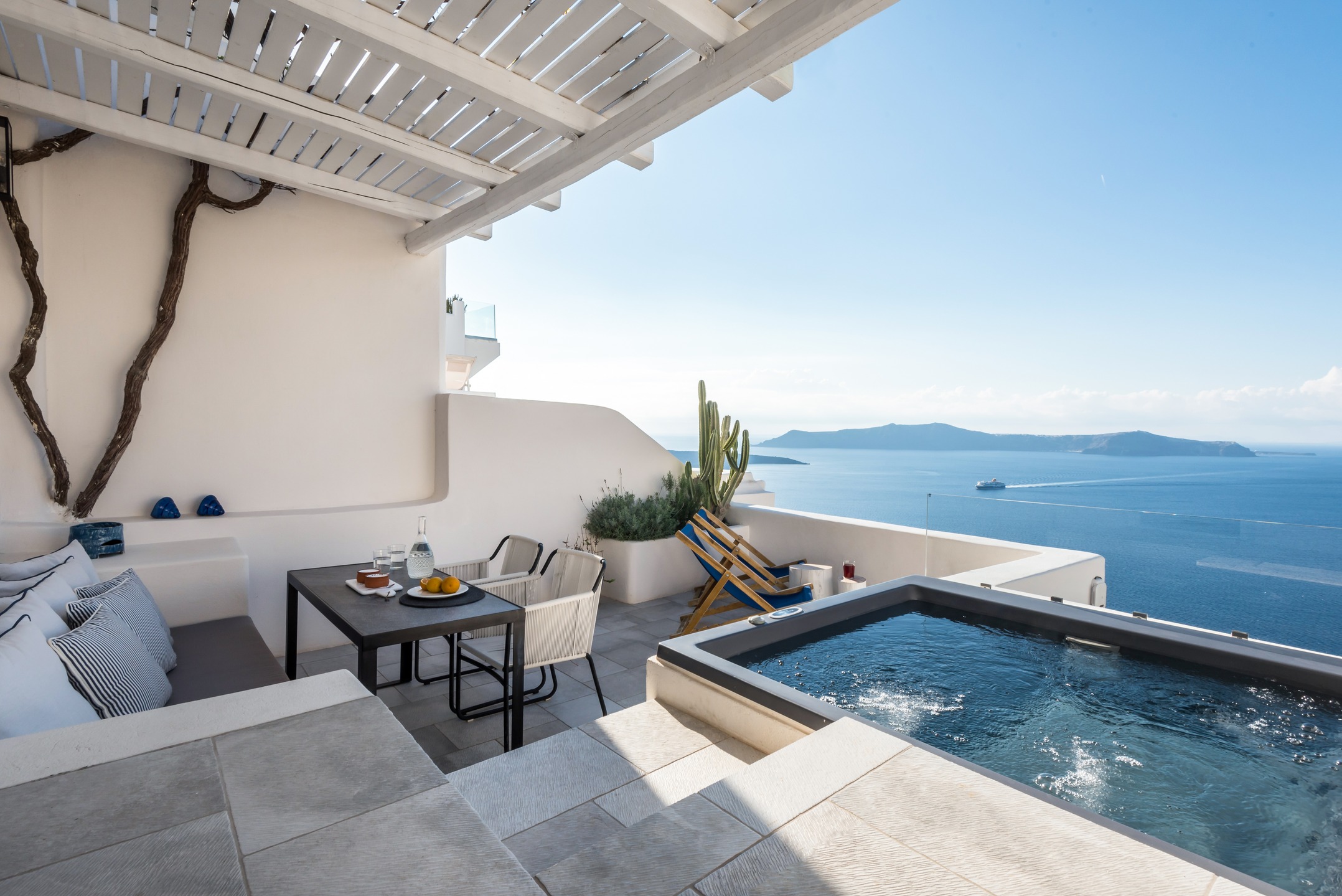 PORTO FIRA SUITES