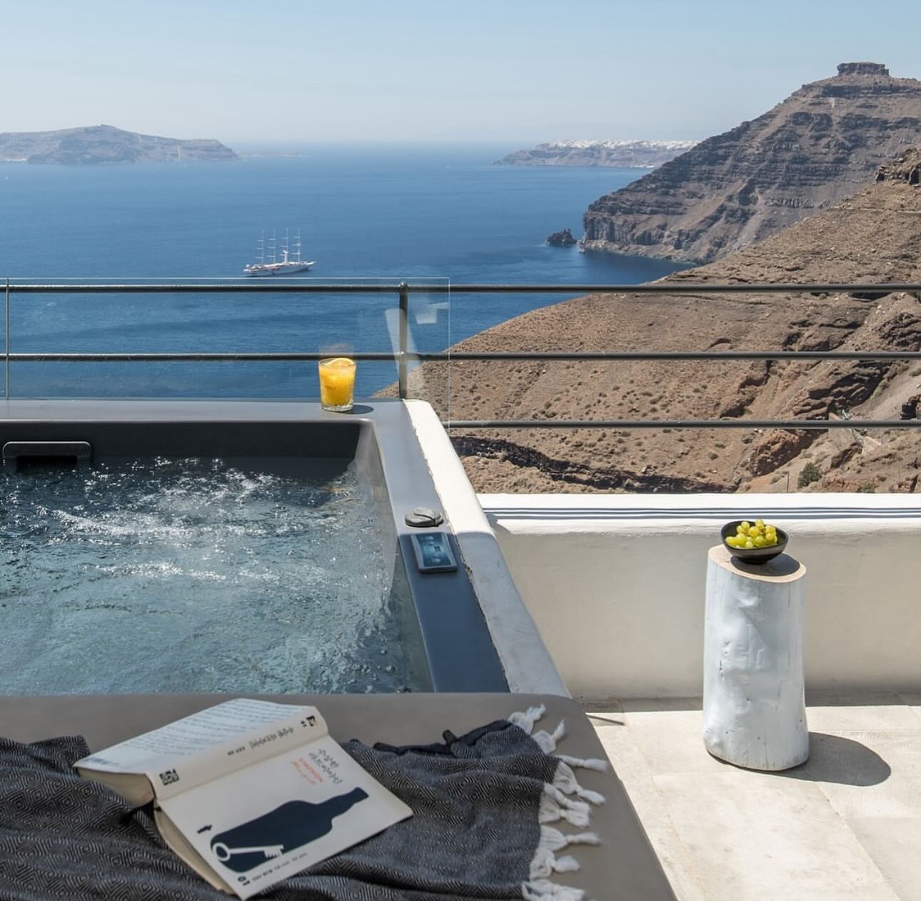 PORTO FIRA SUITES