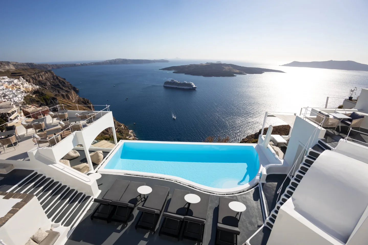 COSMOPOLITAN SUITES