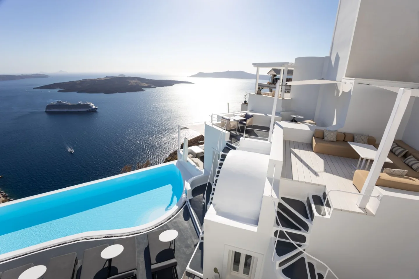 COSMOPOLITAN SUITES