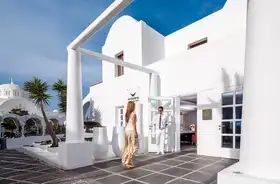 Aressana Hotel: Luxury and Warmth in the Heart of Santorini