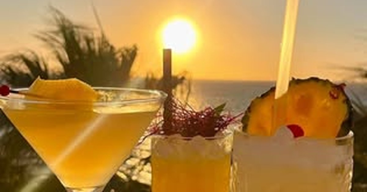 Evinos Bar: Sunset Views and Unpretentious Charm in Paros