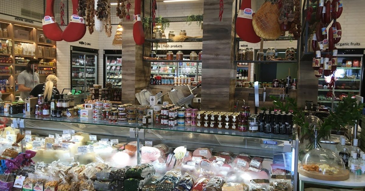 Arseni’s Delicatessen: A Culinary Gem in Paros