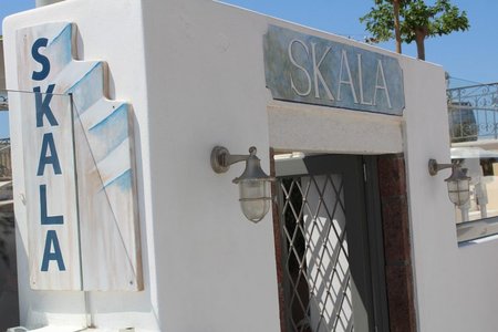 Skala Restaurant: A Taste of Tradition and Elegance in Oia, Santorini