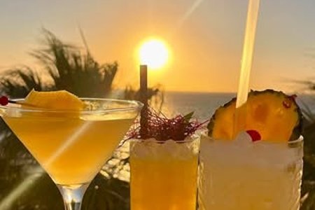 Evinos Bar: Sunset Views and Unpretentious Charm in Paros