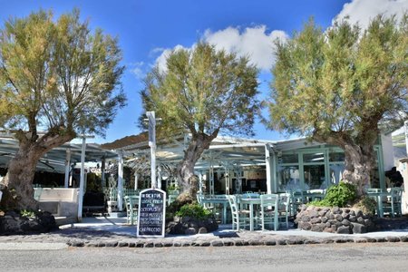 Ta Dichtia (The Nets) – A True Taste of Santorini’s Seafood Tradition