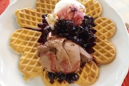 Waffle House Naxos: A Sweet Delight on the Seafront Promenade
