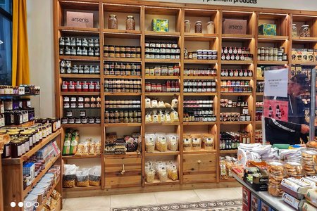 Arseni’s Delicatessen: A Culinary Gem in Paros